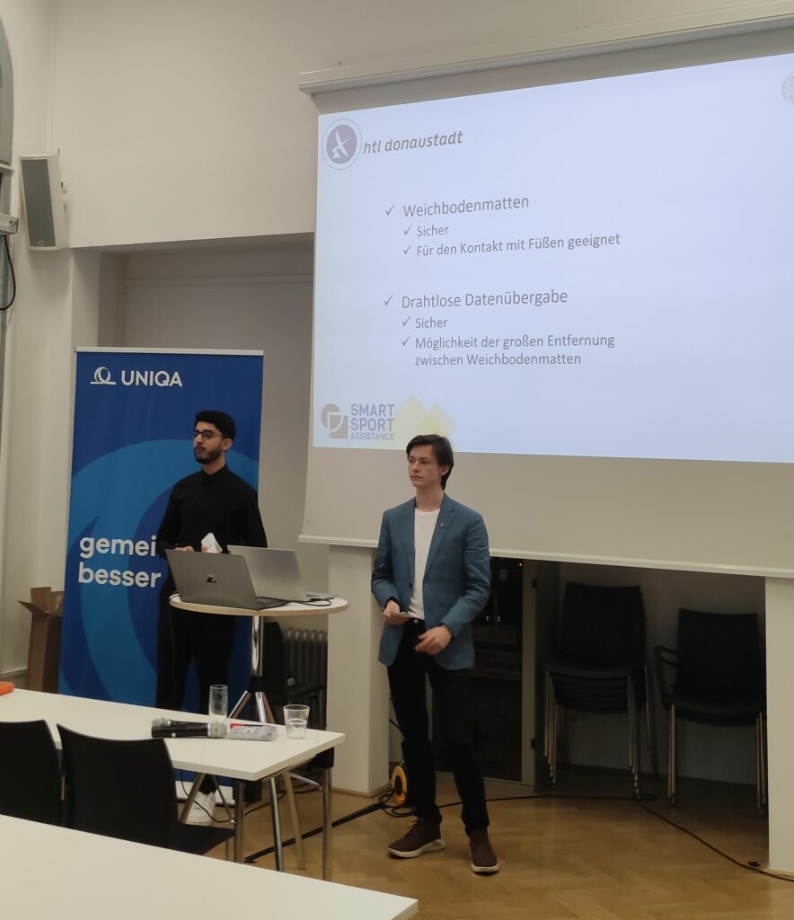 Projektpräsentation des Schüler*innenprojekts "Sound-Leap" der HTL Donaustadt, bei dem Weichböden mit Ultraschallsensoren ausgestattet werden, die Berührungen von Matten erkennbar machen und Schüler*innen mit Blindheit und Sehbeeinträchtigung soll damit eine Vielzahl von Spielen ermöglicht werden